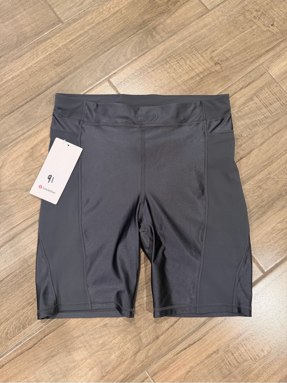 luluSatin Shine Panelled HR High-Rise Bike Shorts 8”wordmark with Tag SIZE 10